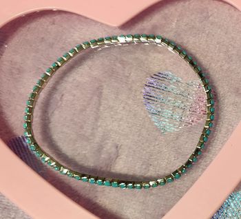 Bracelet argenté et petites pierres bleues