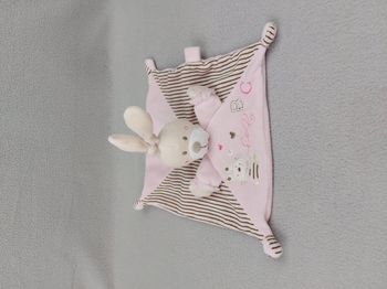 Doudou lapin rose beige blanc rayures attache tétine ABC Nicotoy coeurs