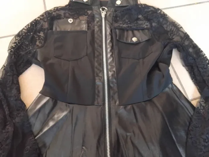 Robe noir similicuir et dentelle - photo numéro 5