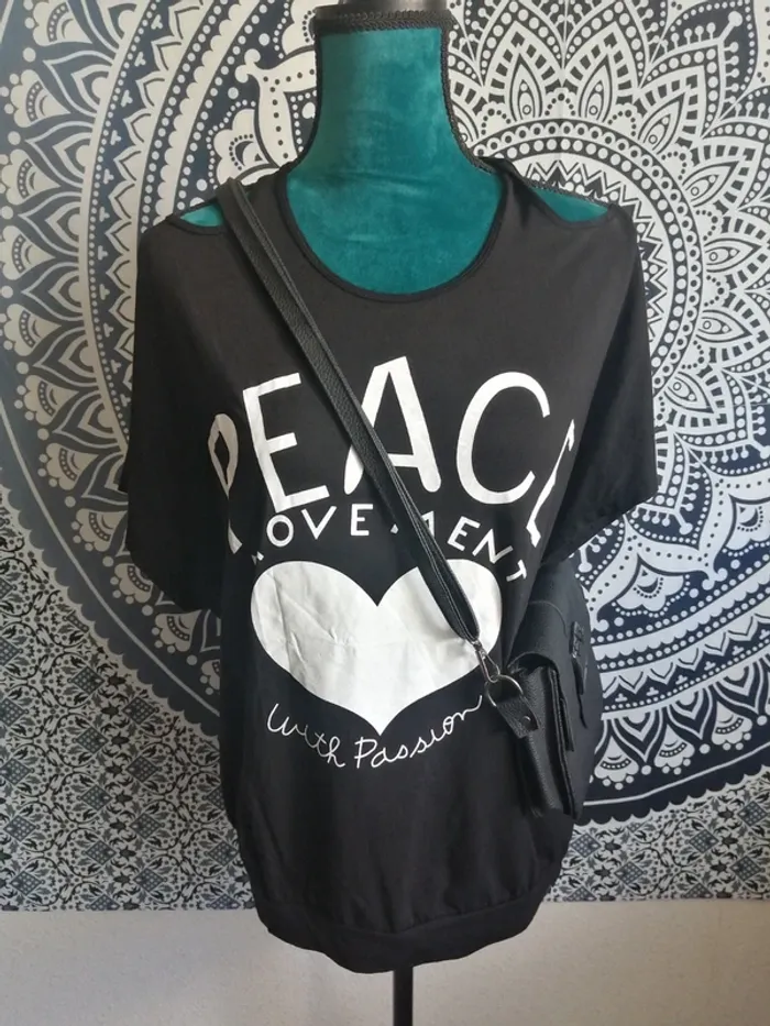 Tee-shirt noir à épaules dénudées imprimé coeur avec écriture / j. Stars / (TU)