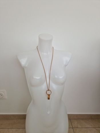 Collier long doré avec 2 anneaux liés