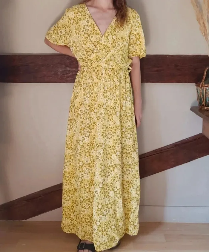 Robe jaune cache coeur fleurie - photo numéro 2