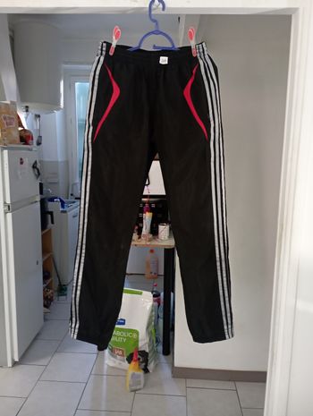 Bas  de survêtement adidas taille m. couleur noir et rouge très jolie