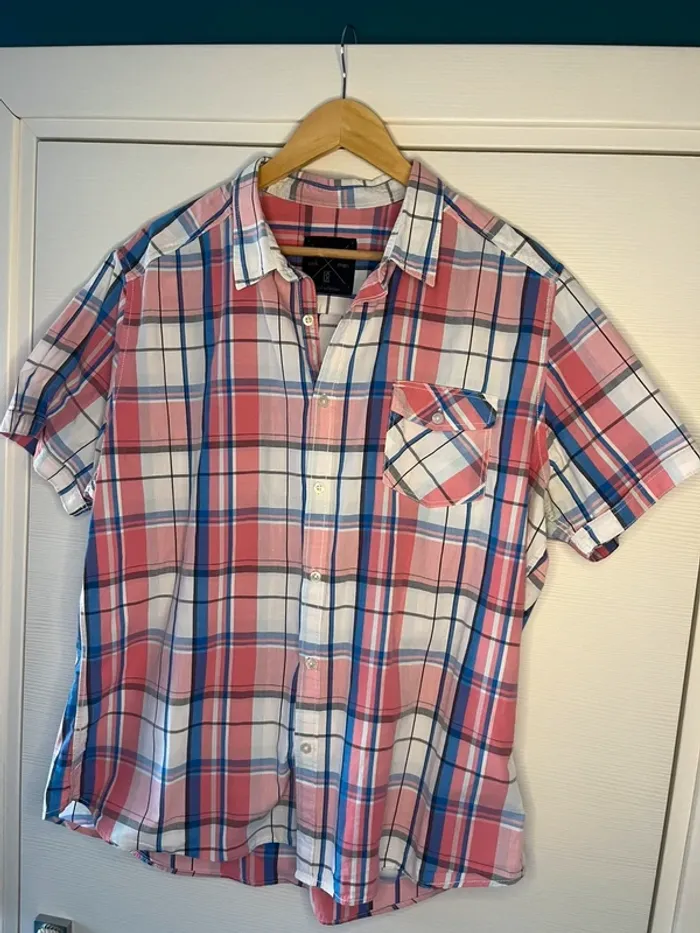 🔹 Chemise à Carreaux Rose, Bleu et Blanc – Kiabi 🔹