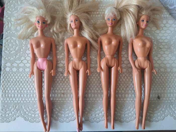 Lot 4 barbies vintage