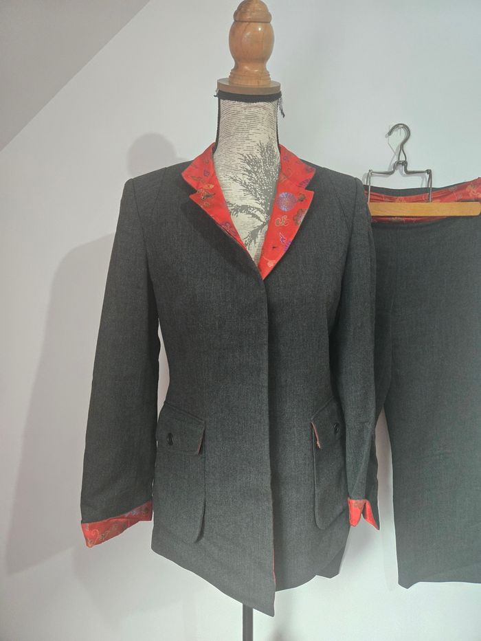 Ensemble tailleur Alain Manoukian – Élégance moderne avec détails satinés rouges oranges - photo numéro 2