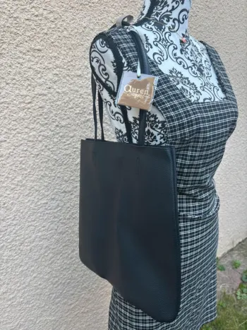 Très joli sac à main noir type cabas