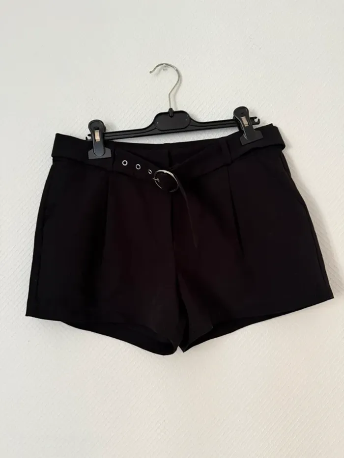 Mini short en bon état noir taille 36 etam