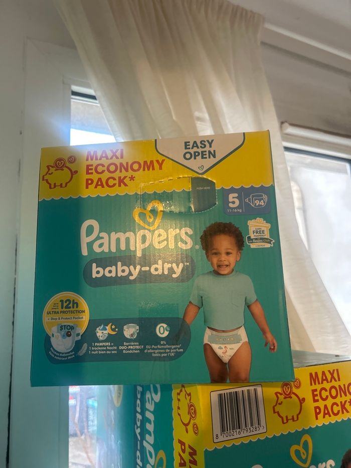 Carton couches Pampers taille 5 - photo numéro 2