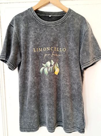 T-shirt gris chiné aspect délavé, imprimé limoncello citron 🍋. En coton.
🌸 neuf.