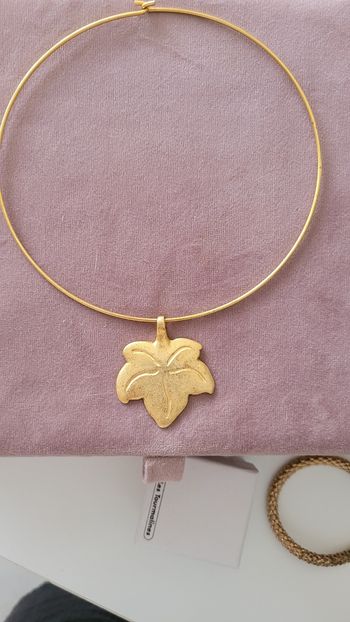 Collier femme pendentif feuille marque multiples