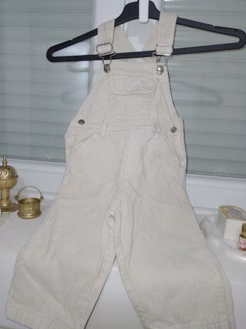 Salopette pour bébé garçon de 12 mois.