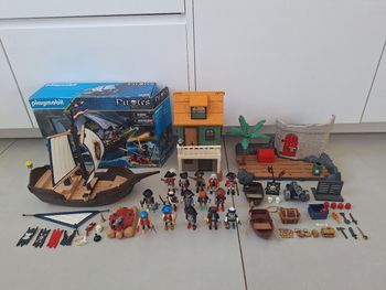 Lot pirates playmobil avec bateau, cabanon...