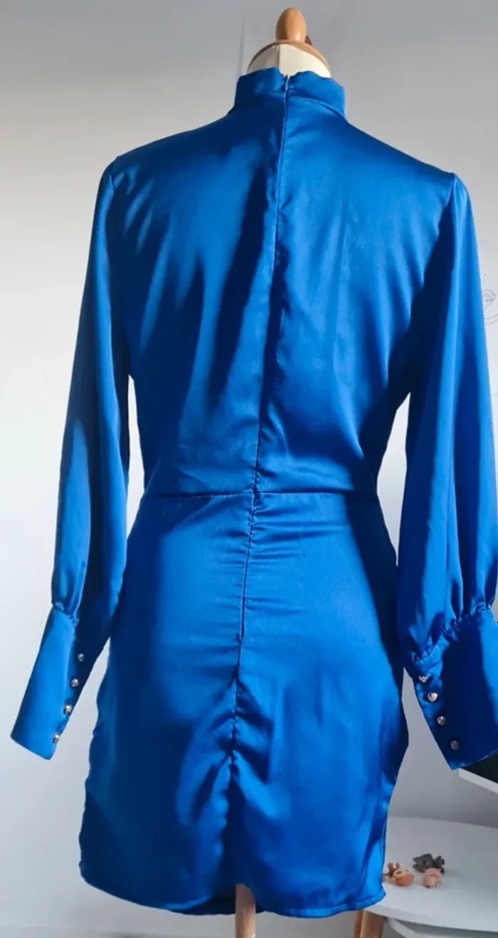 Robe en satin bleu - photo numéro 2