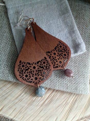 Boucles d'oreilles en bois et pierres