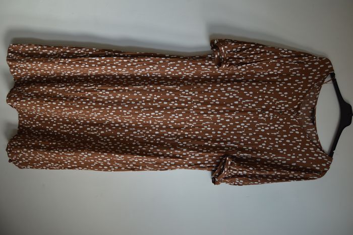 Robe fluide Yessica Premium marron à pois blancs – Taille 42 (coupe confortable)