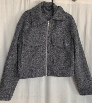 Blouson gris molletonné à poches
