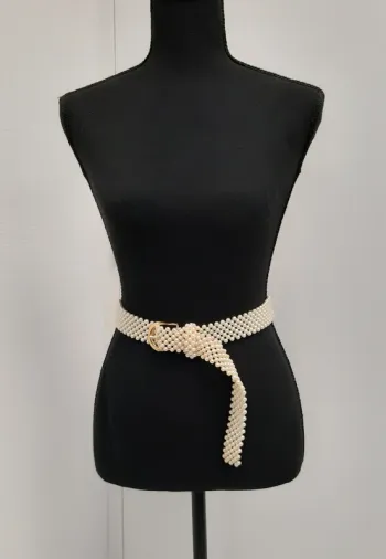 Très belle ceinture Matex en perles blanches nacrées et boucle dorée