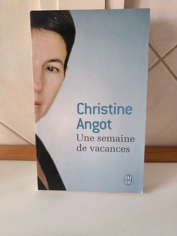 livre Une Semaine De Vacances - Angot Christine en tres bon etat ref EC