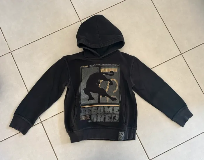 Pull à capuche noir 10 ans