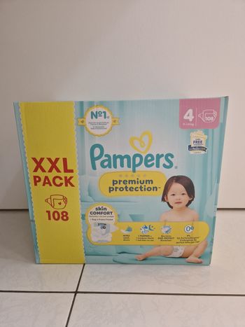108 couches pampers  taille 4