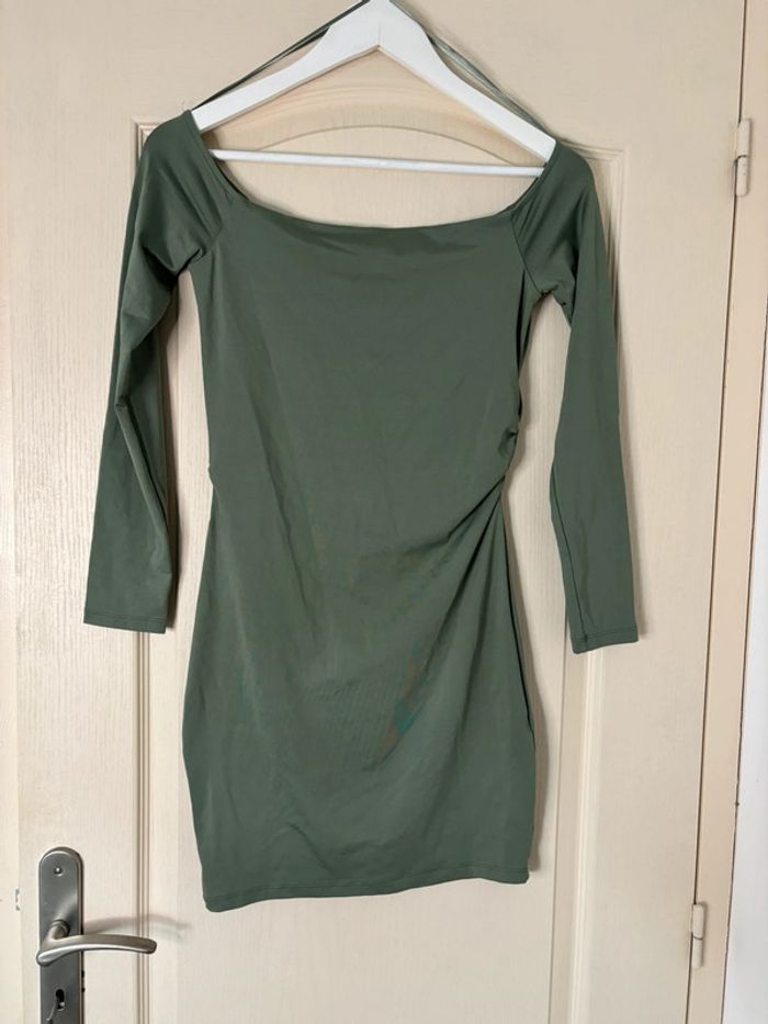 Robe kaki moulante à épaules dénudées