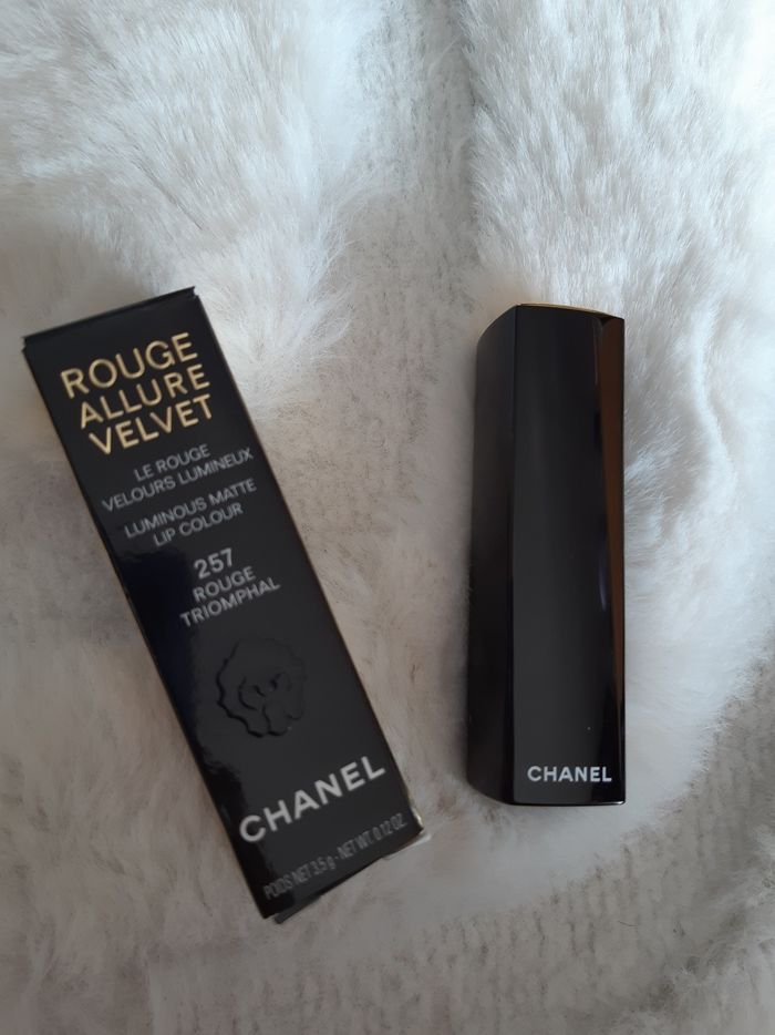 CHANEL

ROUGE ALLURE VELVET

LE ROUGE VELOURS LUMINEUX - photo numéro 4