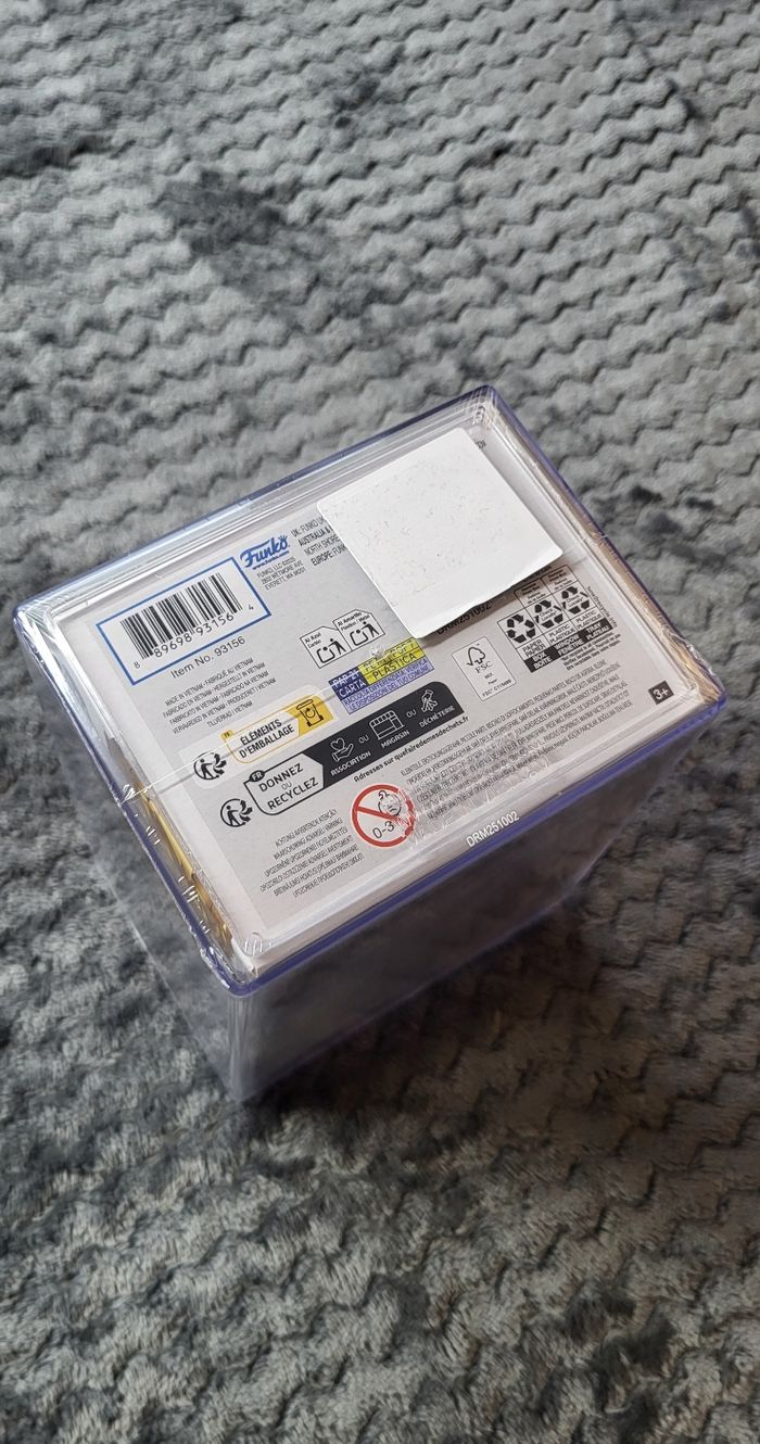 Figurine POP Sung Jinwoo Gold (Solo Leveling) Édition spéciale avec un boîte de protection
- photo numéro 7