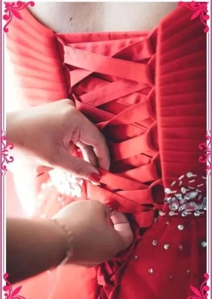Robe de mariée rouge a strass - photo numéro 5