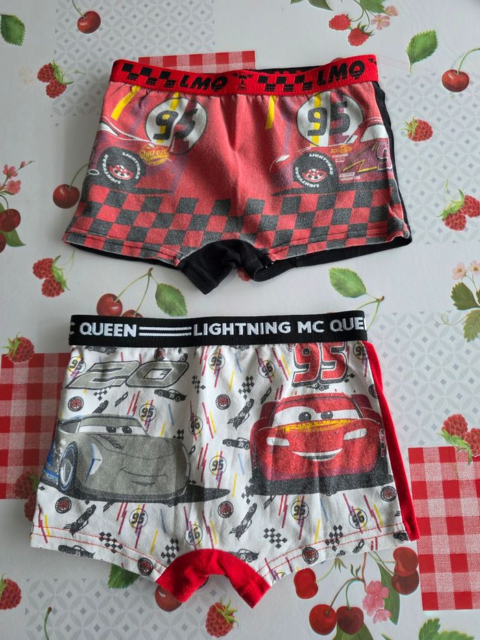 LOTS DE 2 BOXERS DISNEY PIXAR THE CARS ROUGE/,BLANC TAILLE 6/8 ANS