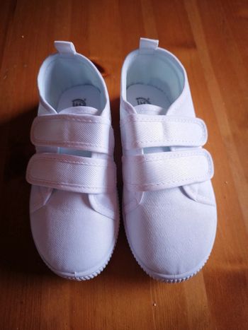 Chaussure en toile blanche taille 29