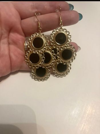 Boucles d’oreilles pendantes NEUVES pour femme couleurs doré et noir