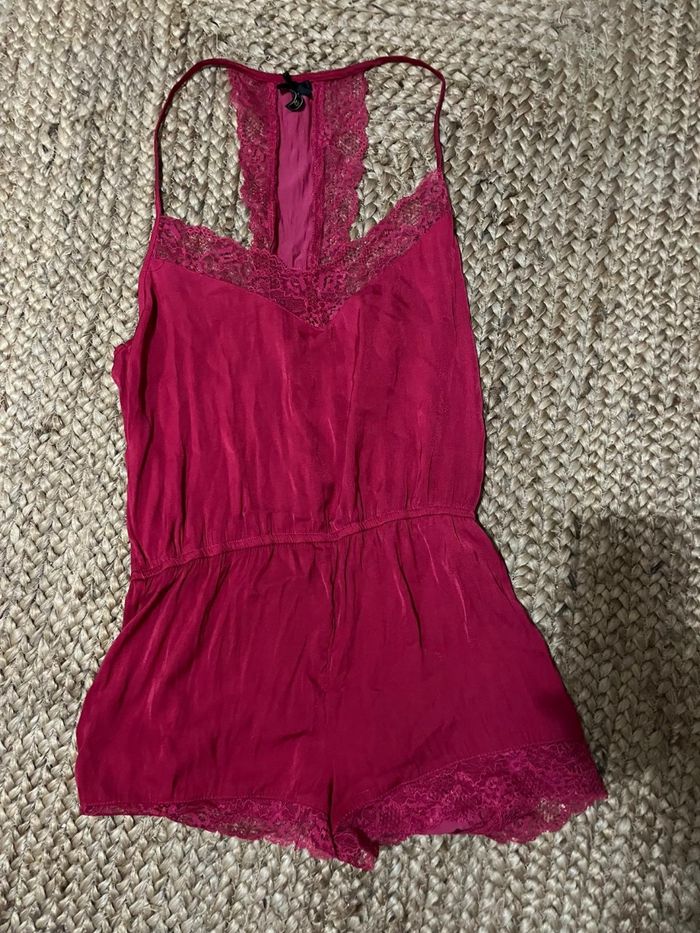 Combishort effet satiné rouge à dentelle