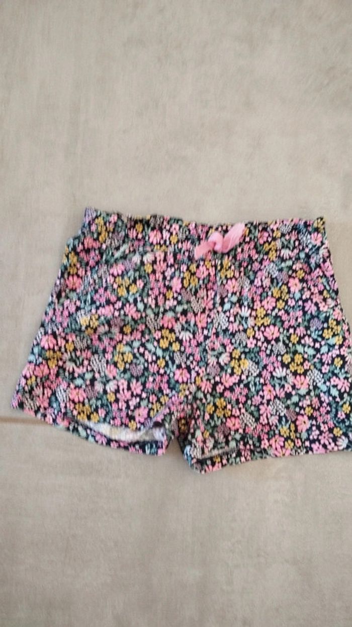 Short fleuris h&m taille 6/8 ans fille