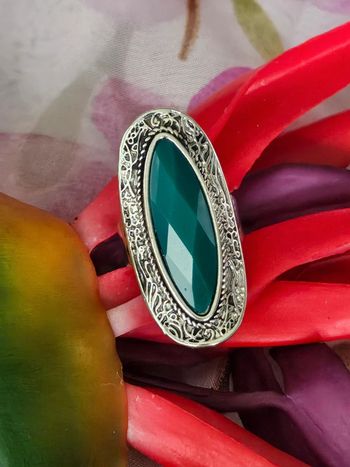 Bague longue texturée avec sa pierre en acier inoxydable