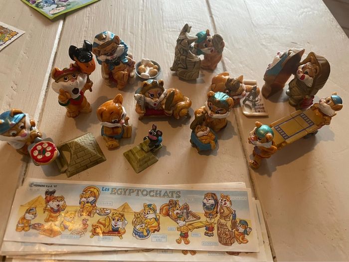 Série Complète 10 Figurines + BPZ  Kinder Les Egyptochats (1997) Très Bon État