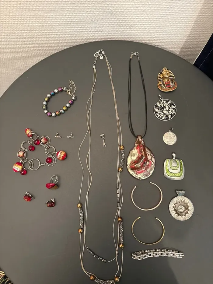 Lot de bijoux fantaisie variés – colliers, pendentifs, bracelets, boucles d’oreilles