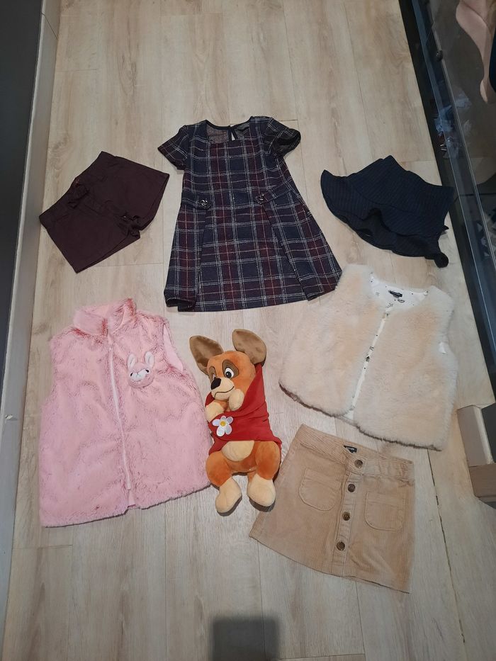 Lot de robes et jupes et gilets 3 ans neufs et tbe