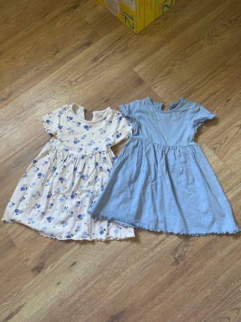 Lot de deux robes bleu et blanc fleuris 12-18 mois