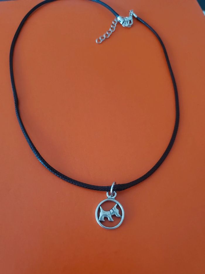 Collier noir pendentif rond chipie chien - photo numéro 2