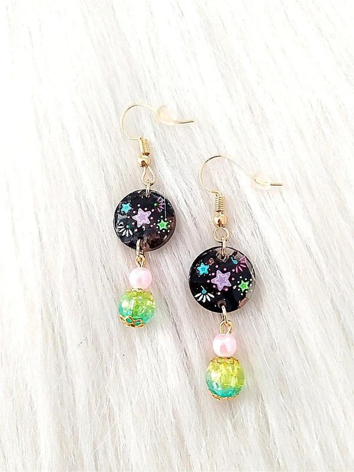 Boucles d'oreilles pendantes avec perle et motifs étoiles