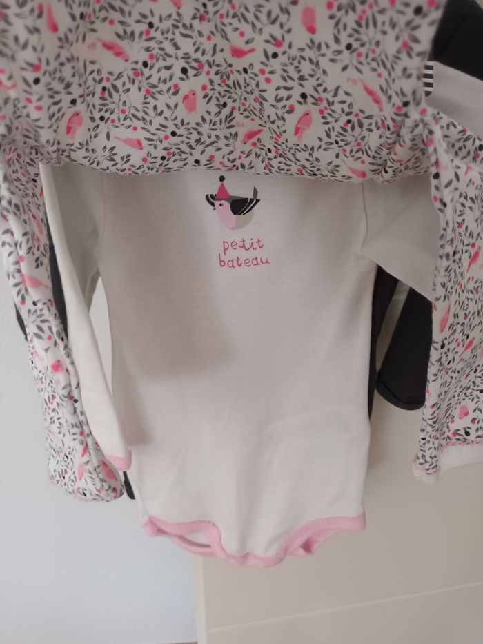 Lot bodies 6 mois - photo numéro 3