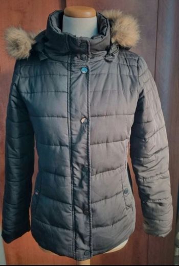 Veste style doudoune noir avec capuche fausse fourrure taille 38