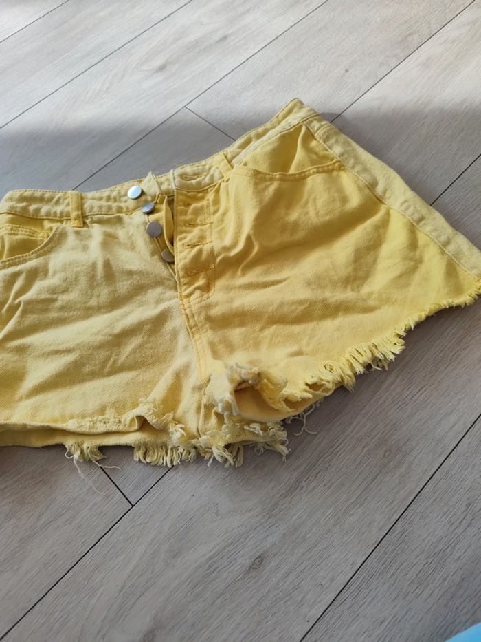 Short jaune - photo numéro 2