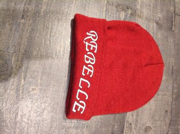 Bonnet femme "rebelle" neuf