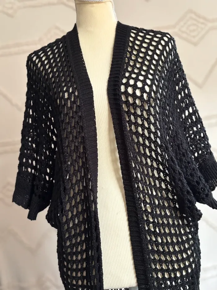 Gilet long noir en maille ajourée – effet filet chic – manches courtes – taille unique - photo numéro 5