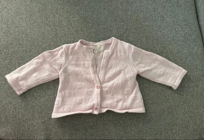 5 Gilets rose et blanc - taille 1 mois - photo numéro 2