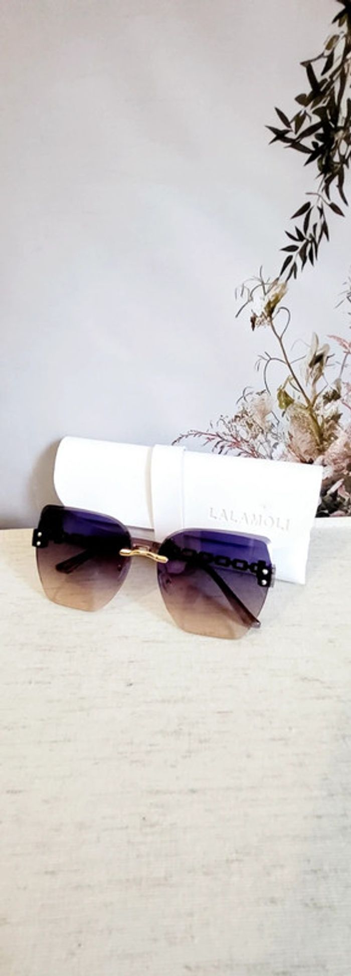Lunettes de soleil Lalamoli effet chaîne dorée et verres violets