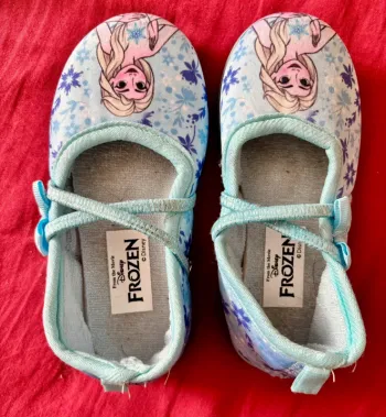 Chaussons ballerines bon état général taille 25 La reine des neiges