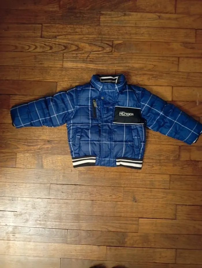 Doudoune Tommy Hilfiger taille 92 - Déchirure voir photos (arrière bras)/fermeture cassé - photo numéro 4